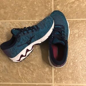 Mizuno Wave Inspire running shoes; Size 7.5; blue, purple, white